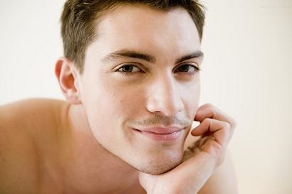 男人嘴唇发干是什么原因_男人面相学哪个上嘴唇，图_男人嘴唇痣相最准图